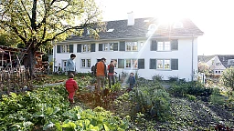 Die Bewohner im Garten des Hauses bei der Arbeit
