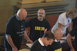 Le groupe SP-Verts proteste contre la réduction des subventions aux primes. Le groupe SP-Verts proteste contre la réduction des subventions aux primes.