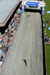 Vue au drone de la victoire de Julie Bresset la française en catégorie XC Elite Femme