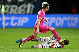 Le gardien de Lucerne David Zibung contre le GC Izet Hajrovic le 25 septembre 2013. Le gardien de Lucerne David Zibung contre le GC Izet Hajrovic le 25 septembre 2013.