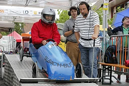 Stadtrat Urs Müller fährt versuchsweise die Rennstrecke hinunter Stadtrat Urs Müller fährt versuchsweise die Rennstrecke hinunter
