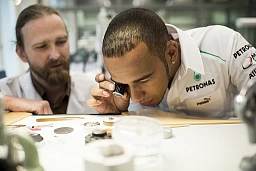 Formel 1 Fahrer Lewis Hamilton schaut sich die Herstellung einer Uhr an, waehrend einer Besichtigung