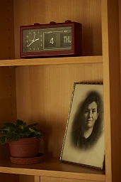 Bild von Mutter von Claire Parkes Bärfuss, Uhr, Regal Bild von Mutter von Claire Parkes Bärfuss, Uhr, Regal