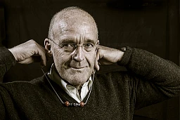 Kari Kobler, expedition mountaineer and mountain guide with Gzi stone