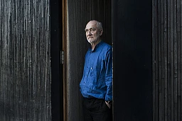 Portrait de l'architecte suisse Peter Zumthor dans son bureau à Haldenstein (GR), pris le Portrait de l'architecte suisse Peter Zumthor dans son bureau à Haldenstein (GR), pris le