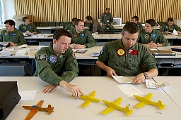 Die Auserwählten: Angehende Jetpiloten und ihre Instruktoren im Schulungsraum der Luftwaffen-Au Die Auserwählten: Angehende Jetpiloten und ihre Instruktoren im Schulungsraum der Luftwaffen-Au