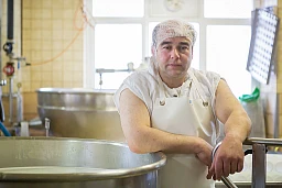 Porträt des handwerklichen Käseherstellers Porträt des handwerklichen Käseherstellers