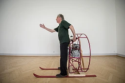 Roman Signer explique les parcours rapides qu'il est possible de réaliser grâce au moteur à hélice qu'il possède Roman Signer explique les parcours rapides qu'il est possible de réaliser grâce au moteur à hélice qu'il possède