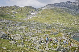 I visitatori percorrono il sentiero circolare segnalato sul Grimsel.