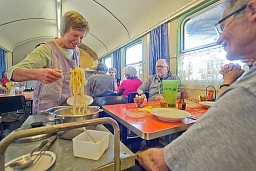 Erika Steger sert des spaghettis et de la piccata aux collaborateurs des CFF.