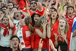 I tifosi di calcio svizzeri reagiscono durante la trasmissione in diretta della partita della Coppa del Mondo FIFA di calcio tra Brasile e