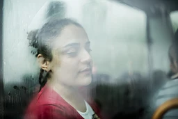 Giovane profuga cristiana a bordo di un autobus a Erbil. Giovane profuga cristiana a bordo di un autobus a Erbil.