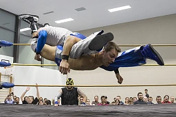 Maik Tuga, unten, kaempft gegen das Team Nacho Libres bei den Wrestling Schweizer Meisterschaften am