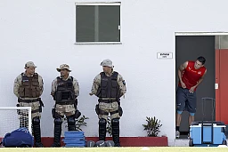 Suisse Fabian Schaer regarde les membres de la police avant une séance d'entraînement de la