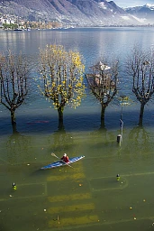 Locarno Lungolago. Canoéistes sur la route du Lido.