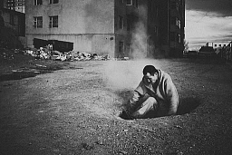 Un senzatetto mongolo in un sobborgo di Ulan Bator esce dalla rete fognaria. Vive Un senzatetto mongolo in un sobborgo di Ulan Bator esce dalla rete fognaria. Vive