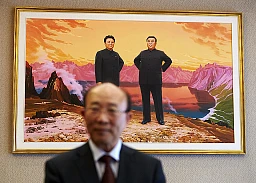 L'ambasciatore So Se Pyong posa per un ritratto L'ambasciatore So Se Pyong posa per un ritratto