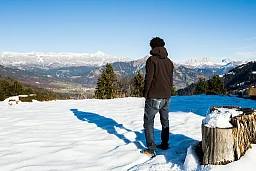 Sandalen im Schnee, Aaron und die Aussicht vom Ausreisezetrum Flueli, Valzeina