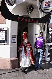 Au Carnaval de Bâle : Le Cardinal quitte un bordel
