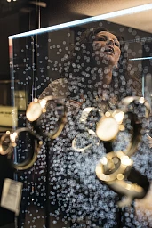 Baselworld - Am Stand von Tissot gerÃ¤t eine Besucherin in totale Ekstase