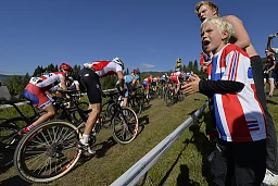 Il ciclista svizzero Andri Frischknecht in azione davanti a un giovane sostenitore norvegese 