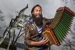 Il dottor Eidgenoss presso il monumento abbandonato della lotta libera sull'Inseli a Lucerna. Il dottor Eidgenoss presso il monumento abbandonato della lotta libera sull'Inseli a Lucerna.