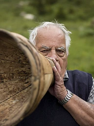 Alois Arnold, casaro e da tempo interlocutore della benedizione alpina sulla Gisleralp, fotografato martedì 5