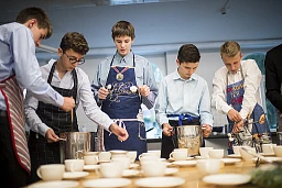 Students from the Buelach Business School prepare the festive dinner, while the host