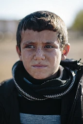 Un ragazzo guarda tristemente verso Kobani. Molte famiglie vivono proprio al confine con