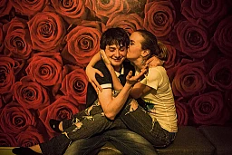 Yulia bacia Dima a una festa dove il loro amico Ruslan sta festeggiando il pagamento del suo stipendio mensile. Yulia bacia Dima a una festa dove il loro amico Ruslan sta festeggiando il pagamento del suo stipendio mensile.