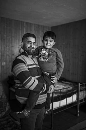 KAMAL AHMED, 33 anni, dall'Iraq, vive da undici mesi con suo figlio HAYDER AHMED, 5 anni, a Löwenberg KAMAL AHMED, 33 anni, dall'Iraq, vive da undici mesi con suo figlio HAYDER AHMED, 5 anni, a Löwenberg