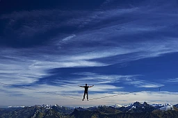 Le Francais Guillaume Rolland fait une pose sur sa ligne durant l'événement de slackline le Highline Extreme au Moleson le 25 septembre 2015. REUTERS/Denis Balibouse