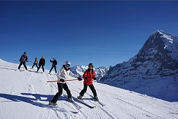 Chinesische Skifahrer vor eindrücklicher Kulisse des Eigers. Chinesische Skifahrer vor eindrücklicher Kulisse des Eigers.