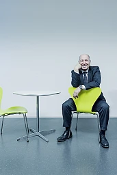 Martin Thommen, responsabile dei fondi di UBS, martedì (20.01.15) presso la filiale della banca nel grattacielo Schanzenbrücke a Zurigo. Martin Thommen, responsabile dei fondi di UBS, martedì (20.01.15) presso la filiale della banca nel grattacielo Schanzenbrücke a Zurigo.