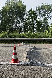 Wegen der anhaltenden Hitzewelle kommt es auf der Rheintalautobahn zwischen Rheineck und St. Margrethen zu Belagsschaeden, am Samstag, 4. Juli 2015. (KEYSTONE/Sebastian Schneider) Wegen der anhaltenden Hitzewelle kommt es auf der Rheintalautobahn zwischen Rheineck und St. Margrethen zu Belagsschaeden, am Samstag, 4. Juli 2015. (KEYSTONE/Sebastian Schneider)