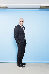 Le conseiller fédéral Alain Berset a planifié une vaste réforme des retraites. Le ministre de l'Intérieur a évoqué la nouvelle flexibilité de l'âge de la retraite, le vieillissement de la population et la hausse des coûts de la santé lors d'un entretien accordé à Migromagazin le 12 février 2015 au Palais fédéral de Berne.