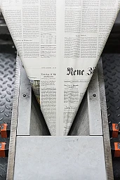 Das Zeitungspapier läuft am 15. Mai 2015 durch den Falztrichter in der Druckerei der Neuen Zürcher Zeitung (NZZ) im schweizerischen Schlieren.