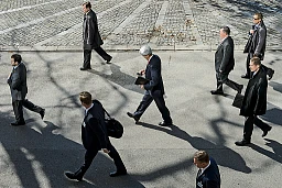 U.S. Secretary of State John Kerry, center, walks as he takes a break for the lunch time after a bilateral meeting with Iranian Foreign Minister Mohammad Javad Zarif (not pictured) for a new round of Nuclear Iran Talks, in Montreux, Switzerland, Tuesday, March 3, 2015. (KEYSTONE/Jean-Christophe Bott) U.S. Secretary of State John Kerry, center, walks as he takes a break for the lunch time after a bilateral meeting with Iranian Foreign Minister Mohammad Javad Zarif (not pictured) for a new round of Nuclear Iran Talks, in Montreux, Switzerland, Tuesday, March 3, 2015. (KEYSTONE/Jean-Christophe Bott)