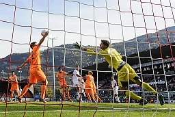 Der Zürcher Spieler Benjamin Lüthi (links) blockt den Ball mit der Hand nach einem Kopfball des Walliser Spielers Leo Lacroix (Mitte) vor dem Zürcher Torhüter Vaso Vasic (rechts) während des Super League-Fußballspiels zwischen dem FC Sion und dem Grasshopper Club Zürich an diesem Sonntag, 25. Oktober 2015, im Tourbillon-Stadion in Sion. Der Zürcher Spieler Benjamin Lüthi (links) blockt den Ball mit der Hand nach einem Kopfball des Walliser Spielers Leo Lacroix (Mitte) vor dem Zürcher Torhüter Vaso Vasic (rechts) während des Super League-Fußballspiels zwischen dem FC Sion und dem Grasshopper Club Zürich an diesem Sonntag, 25. Oktober 2015, im Tourbillon-Stadion in Sion.