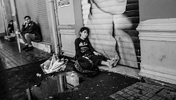 Istanbul (quartiere di Taksim, notte): un giovane profugo siriano cerca di vendere ai passanti un ombrello rotto. Istanbul (quartiere di Taksim, notte): un giovane profugo siriano cerca di vendere ai passanti un ombrello rotto.