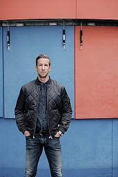 Marc Janko davanti al parco St. Jakob a Basilea. Marc Janko davanti al parco St. Jakob a Basilea.