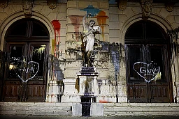Ginevra, 20 dicembre 2015. In seguito a una manifestazione illegale, la facciata del Grand-Théâtre è stata attaccata con vernice e olio usato. Ginevra, 20 dicembre 2015. In seguito a una manifestazione illegale, la facciata del Grand-Théâtre è stata attaccata con vernice e olio usato.