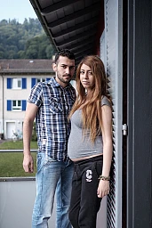 Hamid e Panteha sul balcone del loro appartamento.