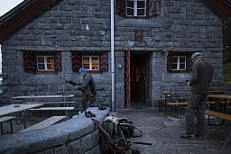 Vorbereitung zur Gemsjagd bei der Doldenhornhütte