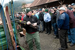Gant à Lucerne. Qu'il s'agisse de vieux skis ou de matériel agricole, tout ce qui est disponible et abordable est pris. Photographié le 18 avril 2015. Gant à Lucerne. Qu'il s'agisse de vieux skis ou de matériel agricole, tout ce qui est disponible et abordable est pris. Photographié le 18 avril 2015.