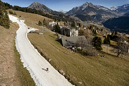 Skier in action on a ski slope covered with artificial snow surrounded by green fields, in the Swiss Alps, during Christmas holydays, in Leysin, Switzerland, December 24, 2015. The snow has melted as a result of the mild temperatures throughout the last few days. (KEYSTONE/Laurent Gillieron) Skier in action on a ski slope covered with artificial snow surrounded by green fields, in the Swiss Alps, during Christmas holydays, in Leysin, Switzerland, December 24, 2015. The snow has melted as a result of the mild temperatures throughout the last few days. (KEYSTONE/Laurent Gillieron)