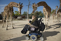FOTO: SABINE WUNDERLIN, 3 ottobre 2015. ZOO PER BAMBINI DI RAPPERSWIL. SUSY GREB (41) È PARALIZZATA A SEGUITO DI UN INCIDENTE SUGLI SCI. &quot;SUNDAY VIEWS HA ESAUDITO I DESIDERI.&quot; LA SUA VICINA VOLEVA CHE SUSY VISITASSE LO ZOO PER BAMBINI. NESSUN VISITATORE È INFATTI CONSENTITO NEL RECINTO, MA PER SUSY C&#39;ERA UN&#39;ECCEZIONE: UN&#39;ESPERIENZA UNICA.