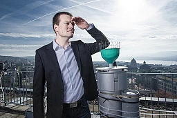 Prof. Reto Knutti, fisico del clima, ETH Zurigo. FOTO: SUL TETTO DELL&#39;ISTITUTO ETH, UNA STAZIONE DI MISURAZIONE SULLA DESTRA