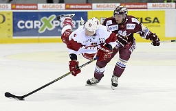 Volo verso la vittoria: John Gobbi del Losanna, a sinistra, lotta con Matt d'Agostini del Ginevra, mentre vola verso la vittoria per la sua squadra durante la partita di hockey su ghiaccio di Lega Nazionale A tra Ginevra Servette HC e Losanna HC. Questo venerdì 18 settembre 2015. Presso la pista di pattinaggio su ghiaccio Vernets a Ginevra. (KEYSTONE/Christian Brun) Volo verso la vittoria: John Gobbi del Losanna, a sinistra, lotta con Matt d'Agostini del Ginevra, mentre vola verso la vittoria per la sua squadra durante la partita di hockey su ghiaccio di Lega Nazionale A tra Ginevra Servette HC e Losanna HC. Questo venerdì 18 settembre 2015. Presso la pista di pattinaggio su ghiaccio Vernets a Ginevra. (KEYSTONE/Christian Brun)