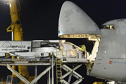 Besatzungsmitglieder von Solar Impulse verladen am Montag, 5. Januar 2015, auf dem Flugplatz Payerne (Schweiz) das Experimentalflugzeug „Solar Impulse 2“, HB-SIB, vor dem Abflug nach Abu Dhabi in eine Boeing 747. Die Boeing 747 mit dem Experimentalflugzeug „Solar Impulse“ (HB-SIB) an Bord wird morgen früh nach Abu Dhabi in den Vereinigten Arabischen Emiraten abheben. Hauptziel des Solar Impulse-Projekts ist die Weltumrundung im März 2015 von Abu Dhabi aus mit dem Solarflugzeug HB-SIB, das eine Spannweite von 72 Metern hat und ausschließlich mit Sonnenenergie betrieben wird. (KEYSTONE/Laurent Gillieron) Besatzungsmitglieder von Solar Impulse verladen am Montag, 5. Januar 2015, auf dem Flugplatz Payerne (Schweiz) das Experimentalflugzeug „Solar Impulse 2“, HB-SIB, vor dem Abflug nach Abu Dhabi in eine Boeing 747. Die Boeing 747 mit dem Experimentalflugzeug „Solar Impulse“ (HB-SIB) an Bord wird morgen früh nach Abu Dhabi in den Vereinigten Arabischen Emiraten abheben. Hauptziel des Solar Impulse-Projekts ist die Weltumrundung im März 2015 von Abu Dhabi aus mit dem Solarflugzeug HB-SIB, das eine Spannweite von 72 Metern hat und ausschließlich mit Sonnenenergie betrieben wird. (KEYSTONE/Laurent Gillieron)